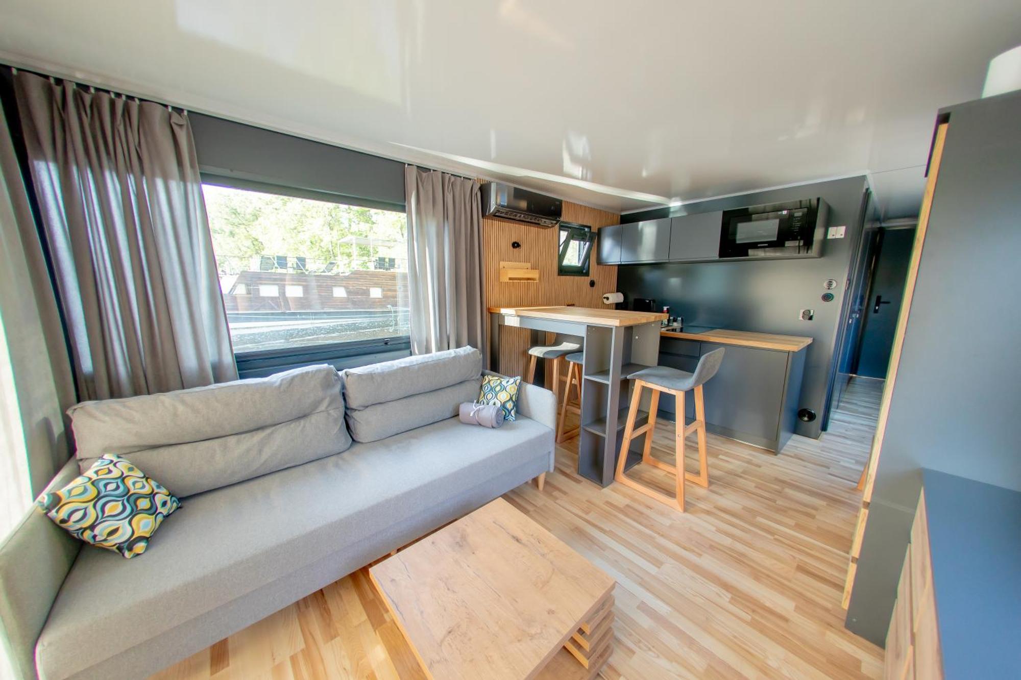Bay Houseboats Botel 3*