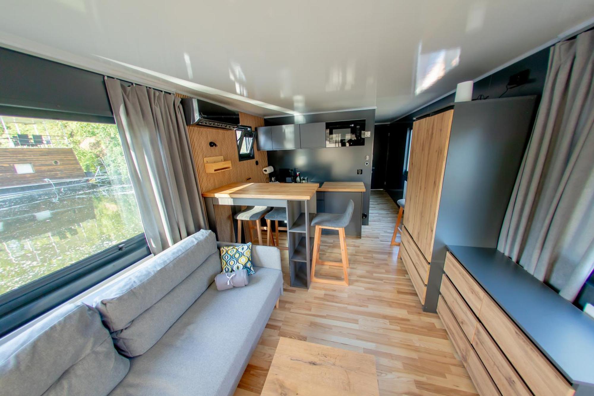 Botel Bay Houseboats