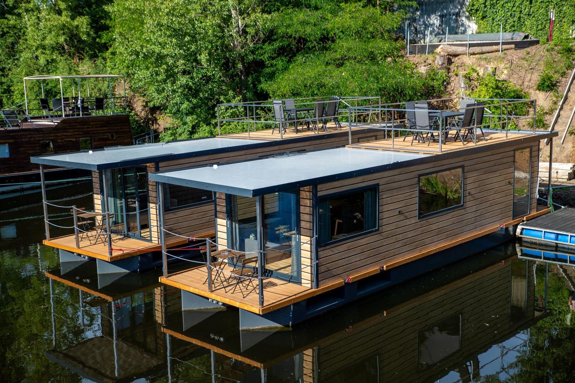 Botel Bay Houseboats 3*