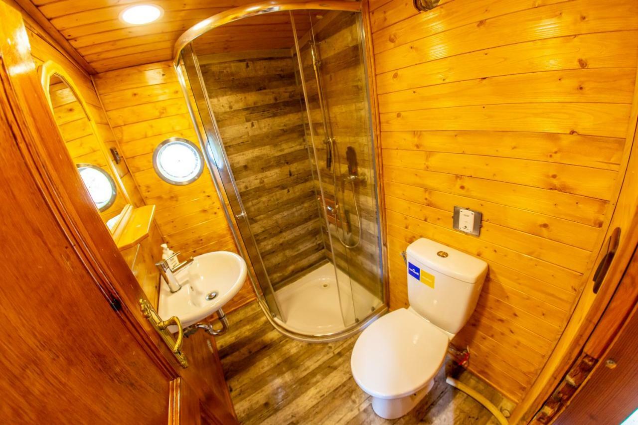 Bay Houseboats 3*