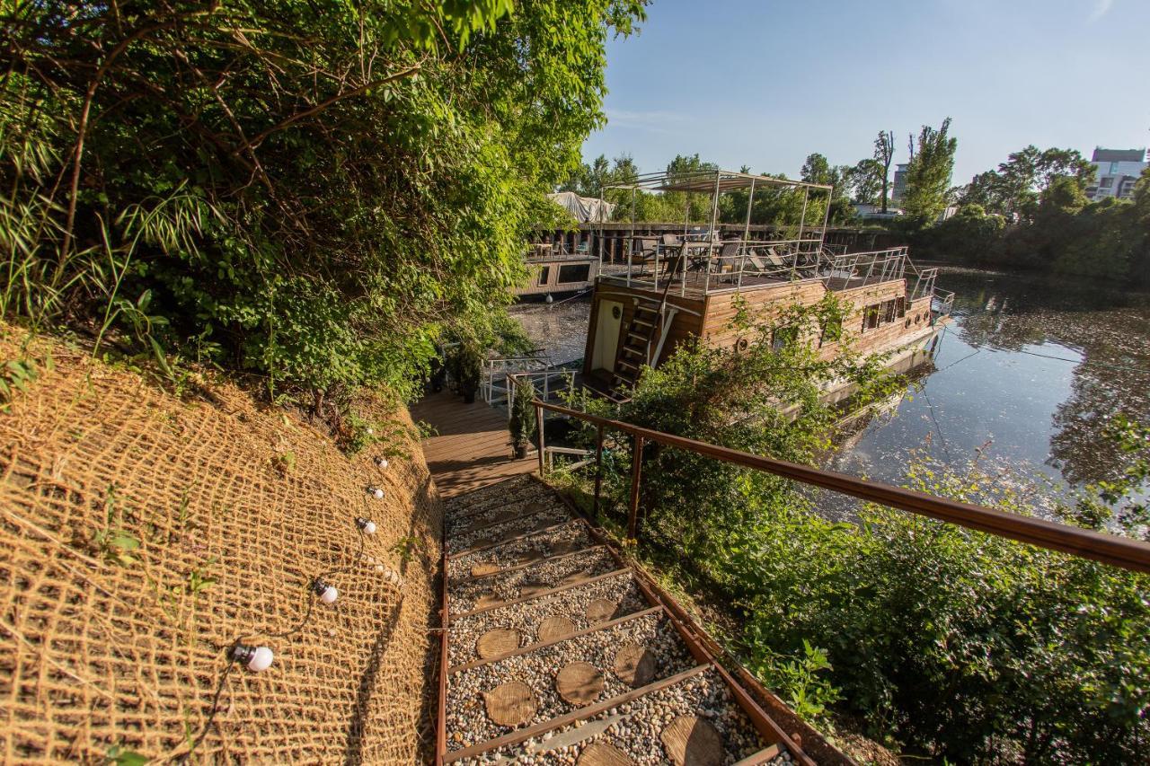 Bay Houseboats Botel Praha