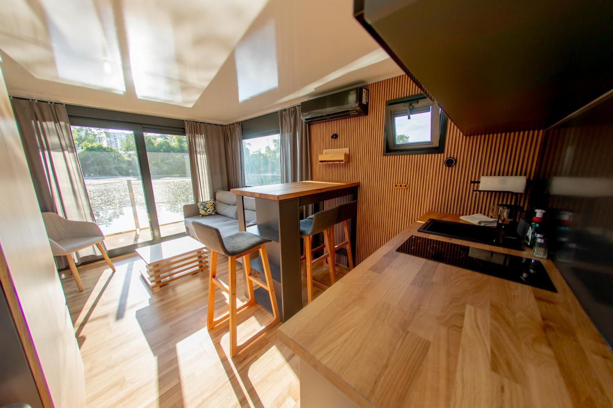 Botel Bay Houseboats Praha