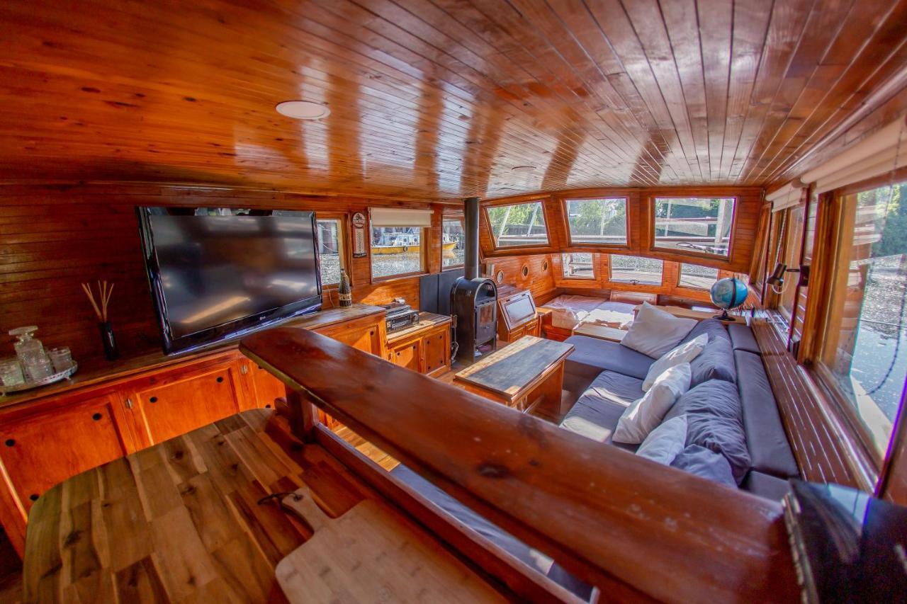 Botel Bay Houseboats Prague