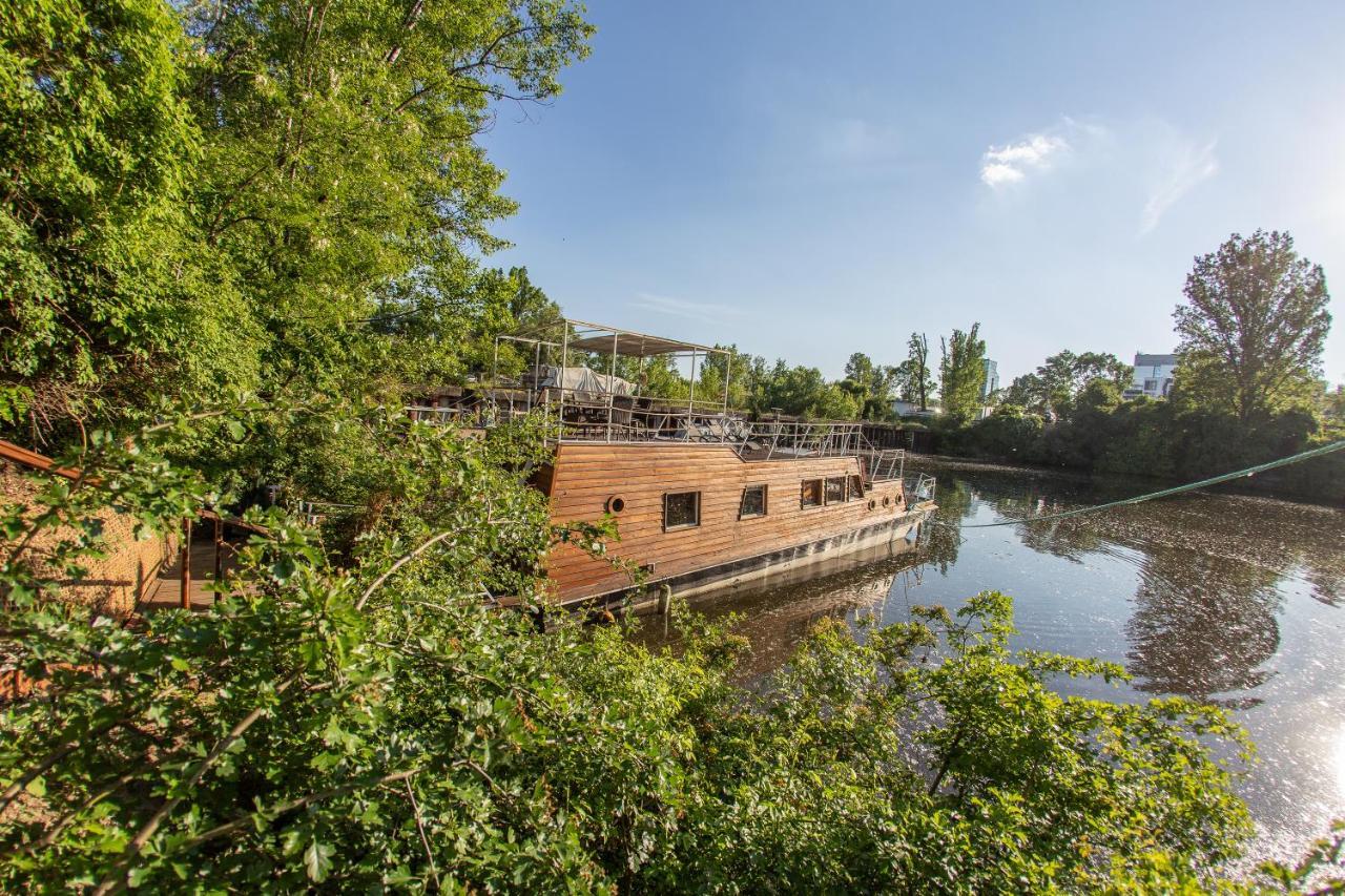 Botel Bay Houseboats 3*