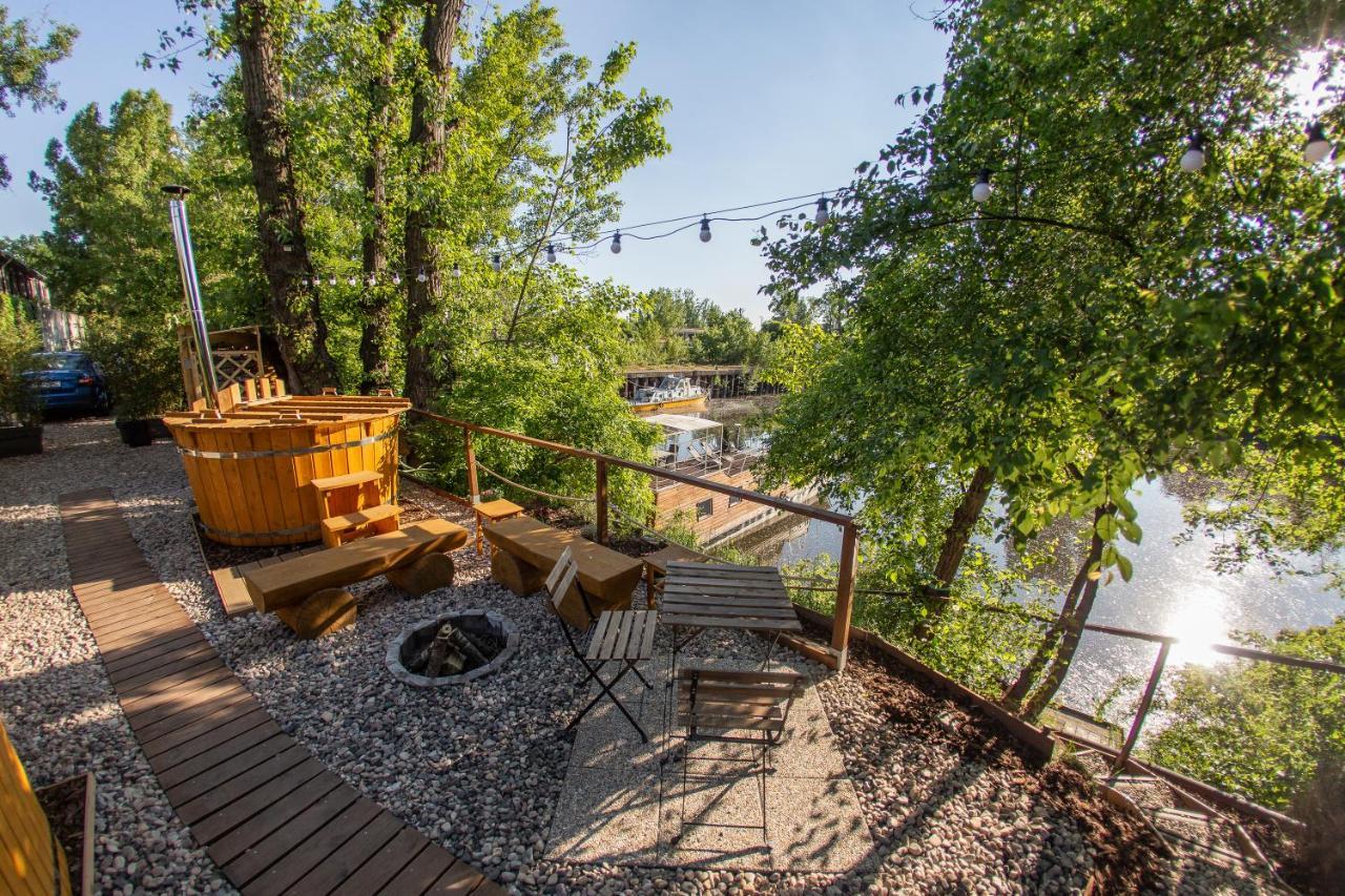 Botel Bay Houseboats